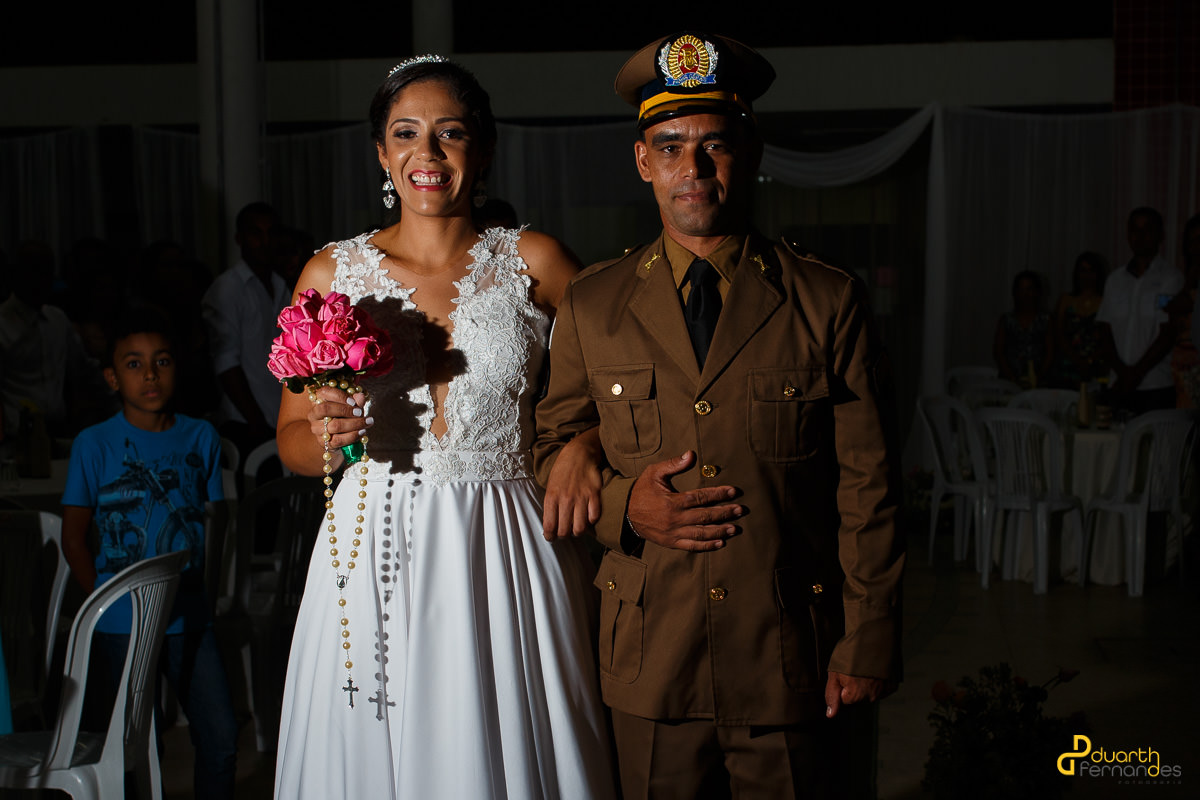 casal olhando para fotografo de turmalina sorrindo