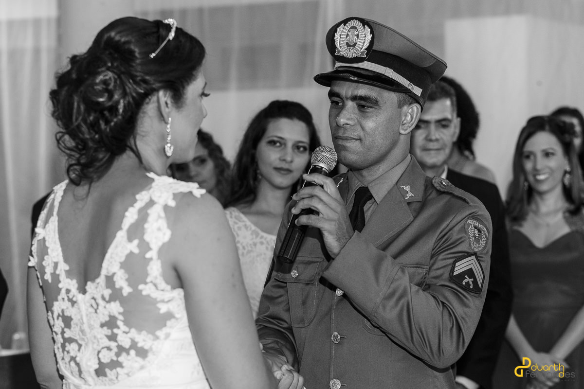 Noivo falando para novia