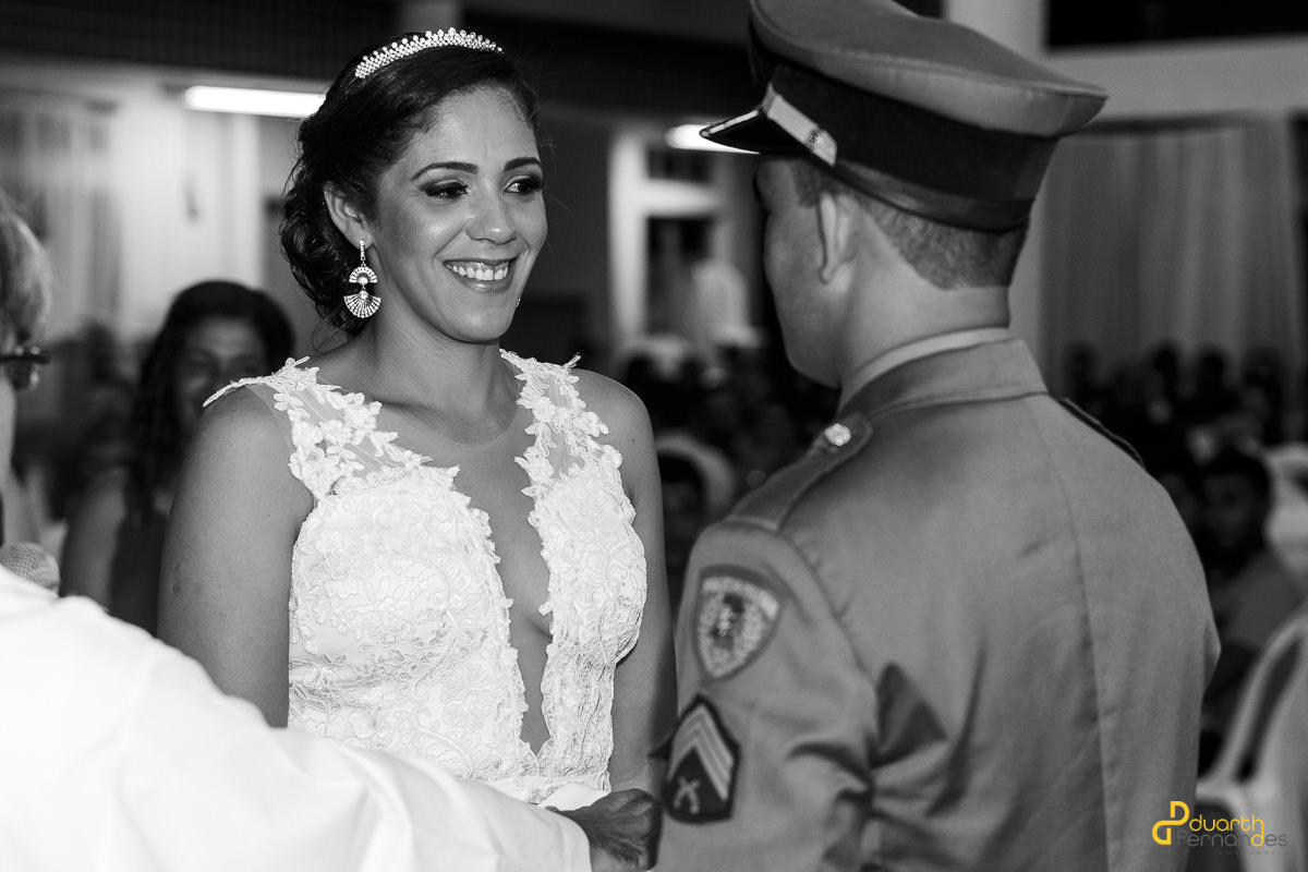 Noiva sorrindo para o novio