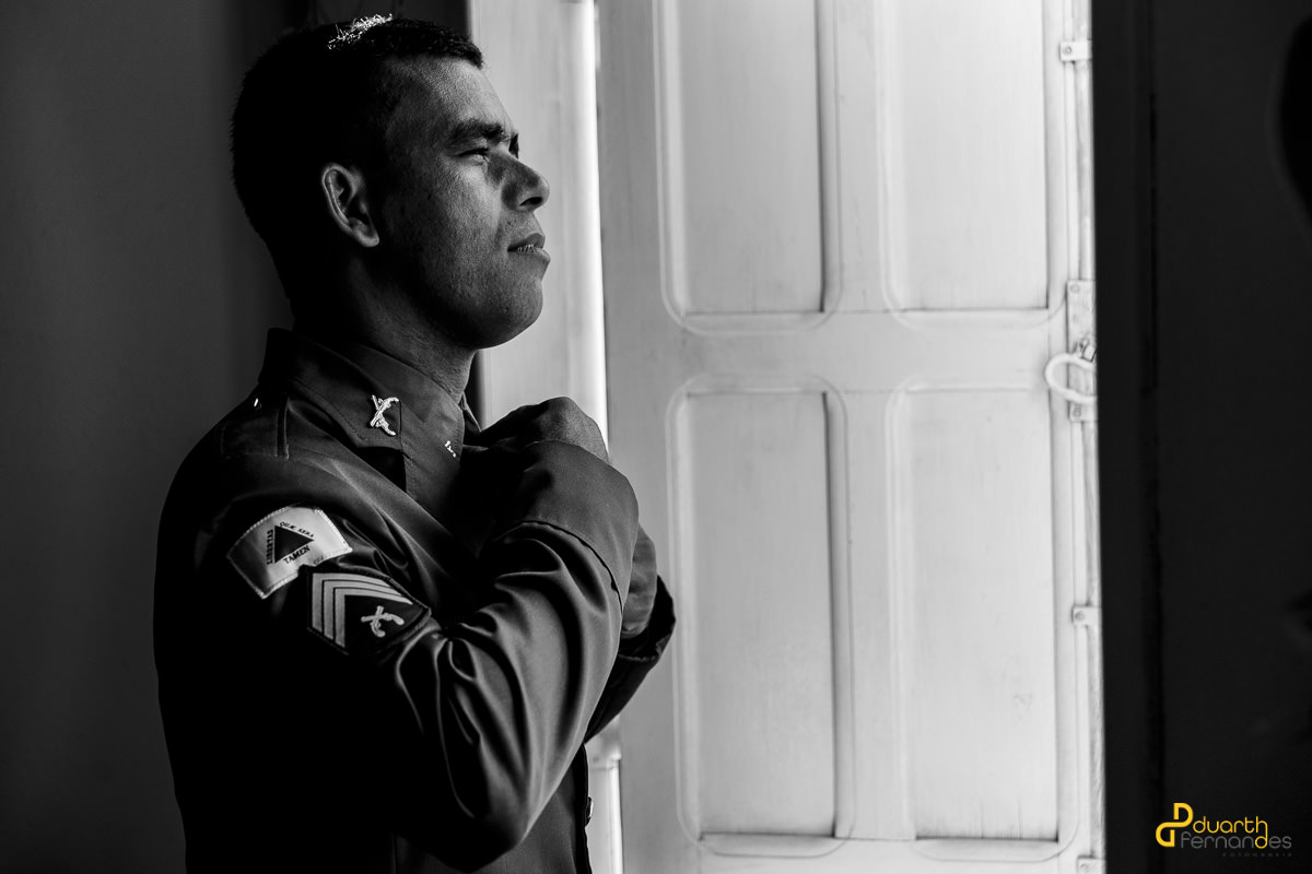 Noivo olhando para foto