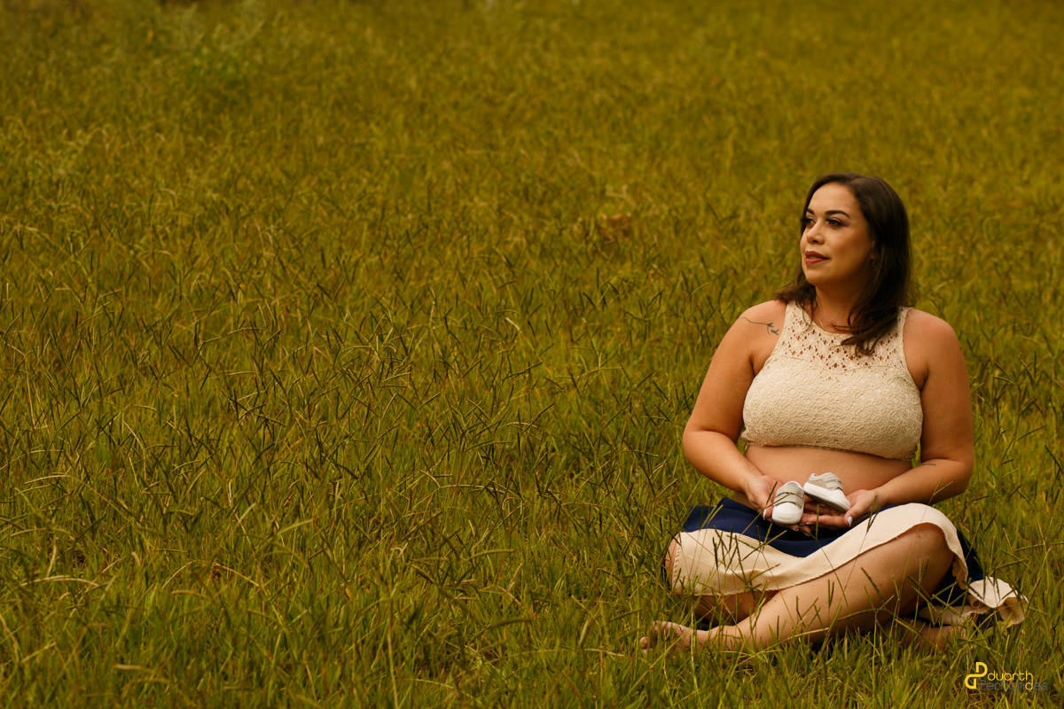 Gestante sentada na grama na cidade de turmalina mg