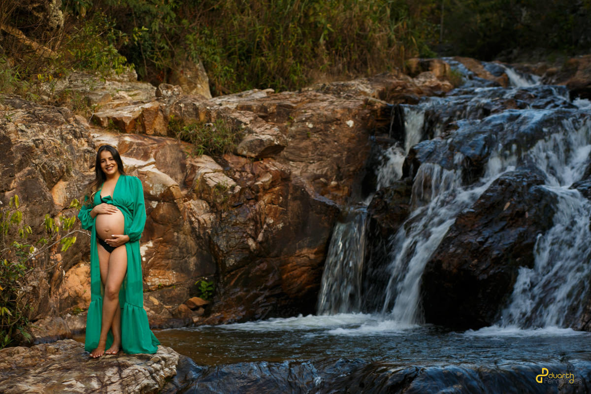 Foto de gestante em cachoeira na cidade de itamarandiba mg