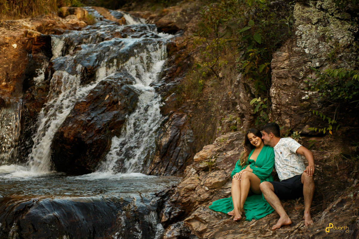 casal sentado em ensaio fotografo em penha de frança na cidade de itamarandiba mg