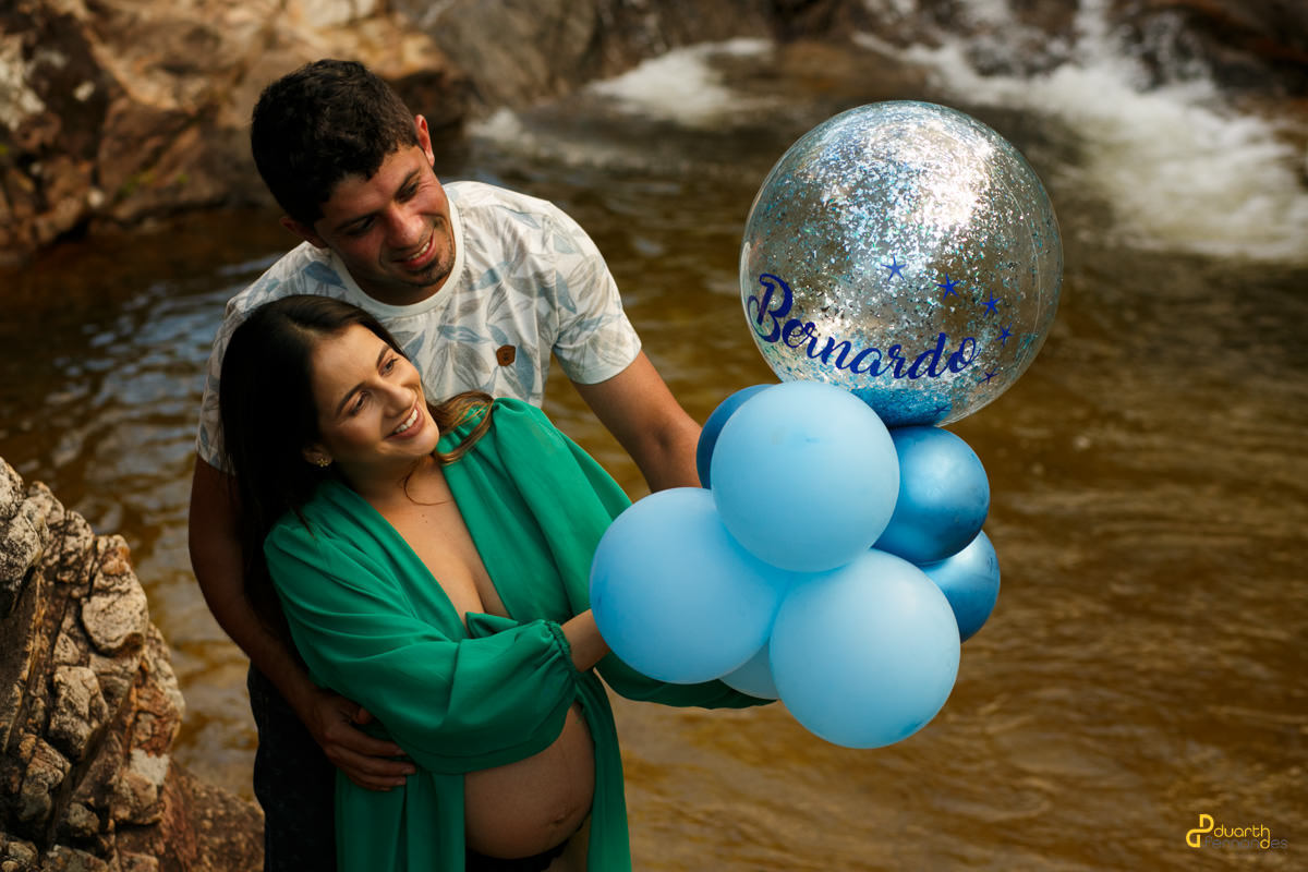foto de casal segurando balão com nome Bernardo em Penha de França na cidade de Itamarandiba MG