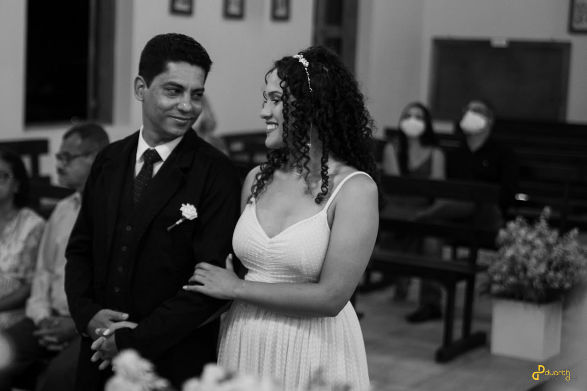 Noivos se olhando - Casamento em Acauã, Leme do Prado - MG