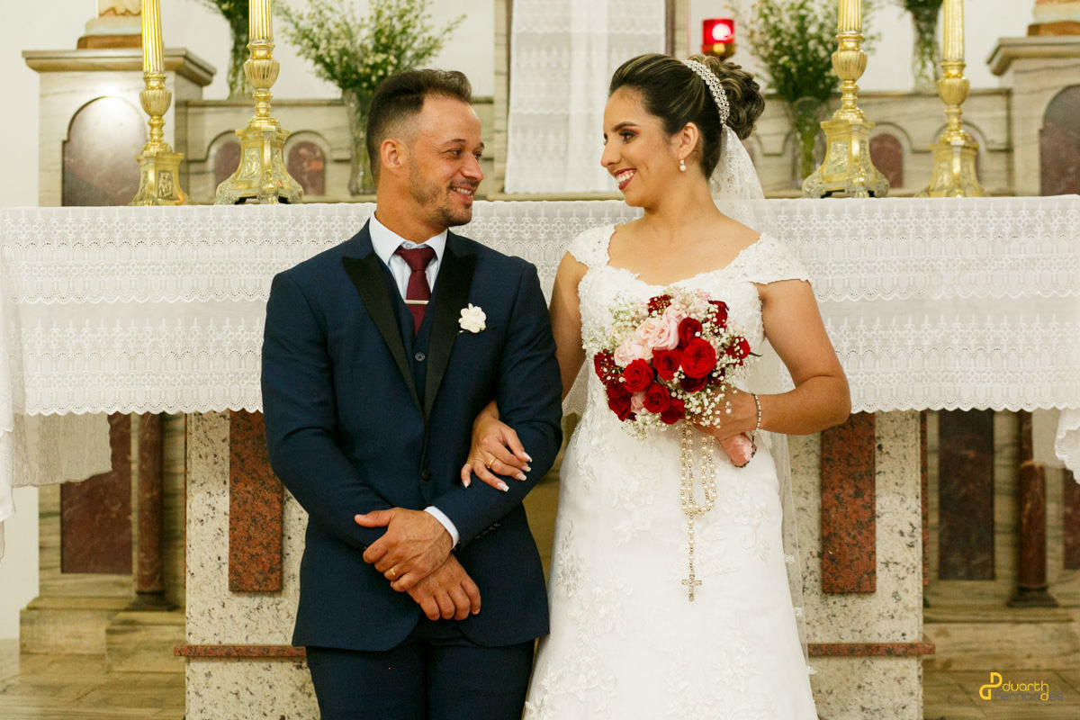 Noivos se olhando no altar em casamento em Turmalina MG
