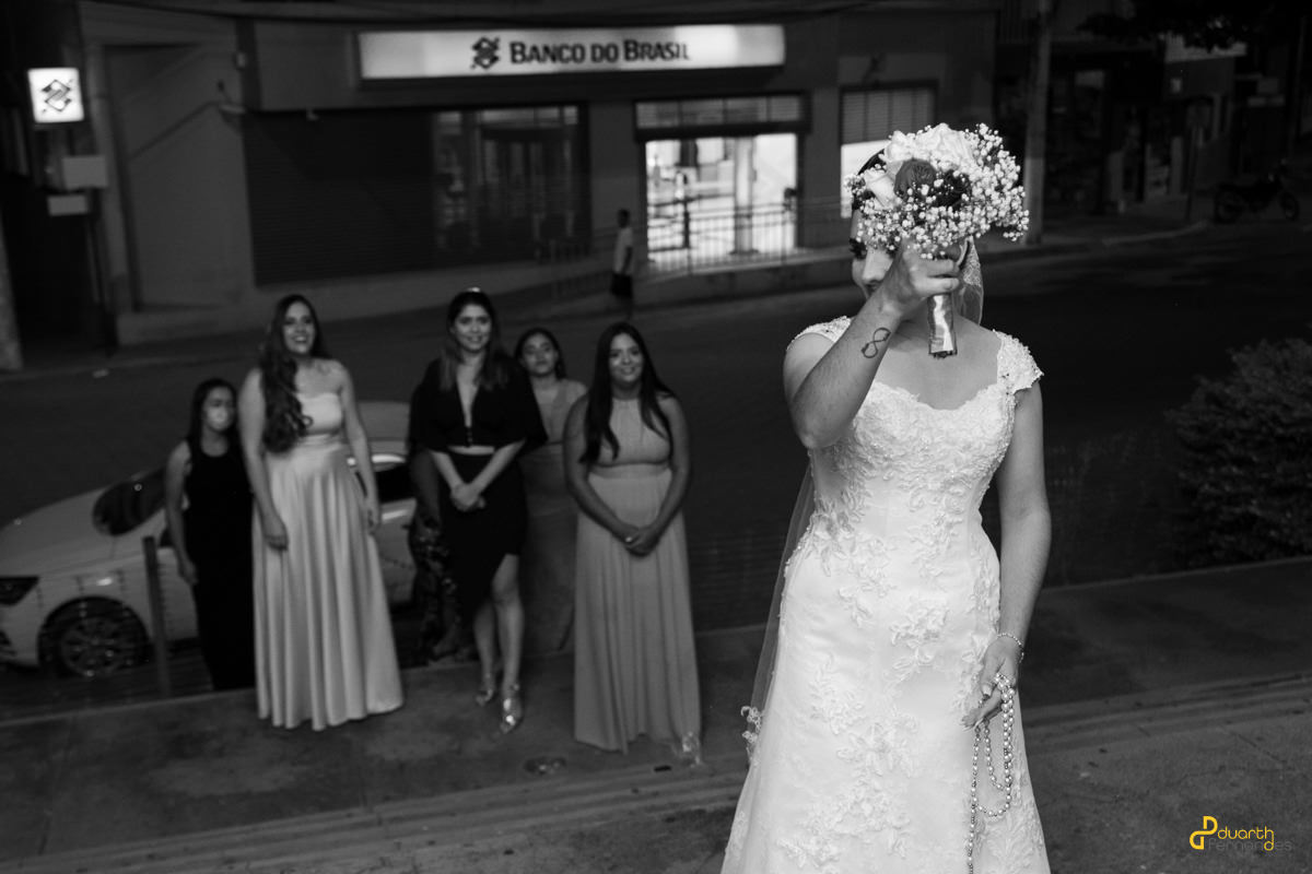 Noiva jogando o buquê após casamento em Turmalina MG