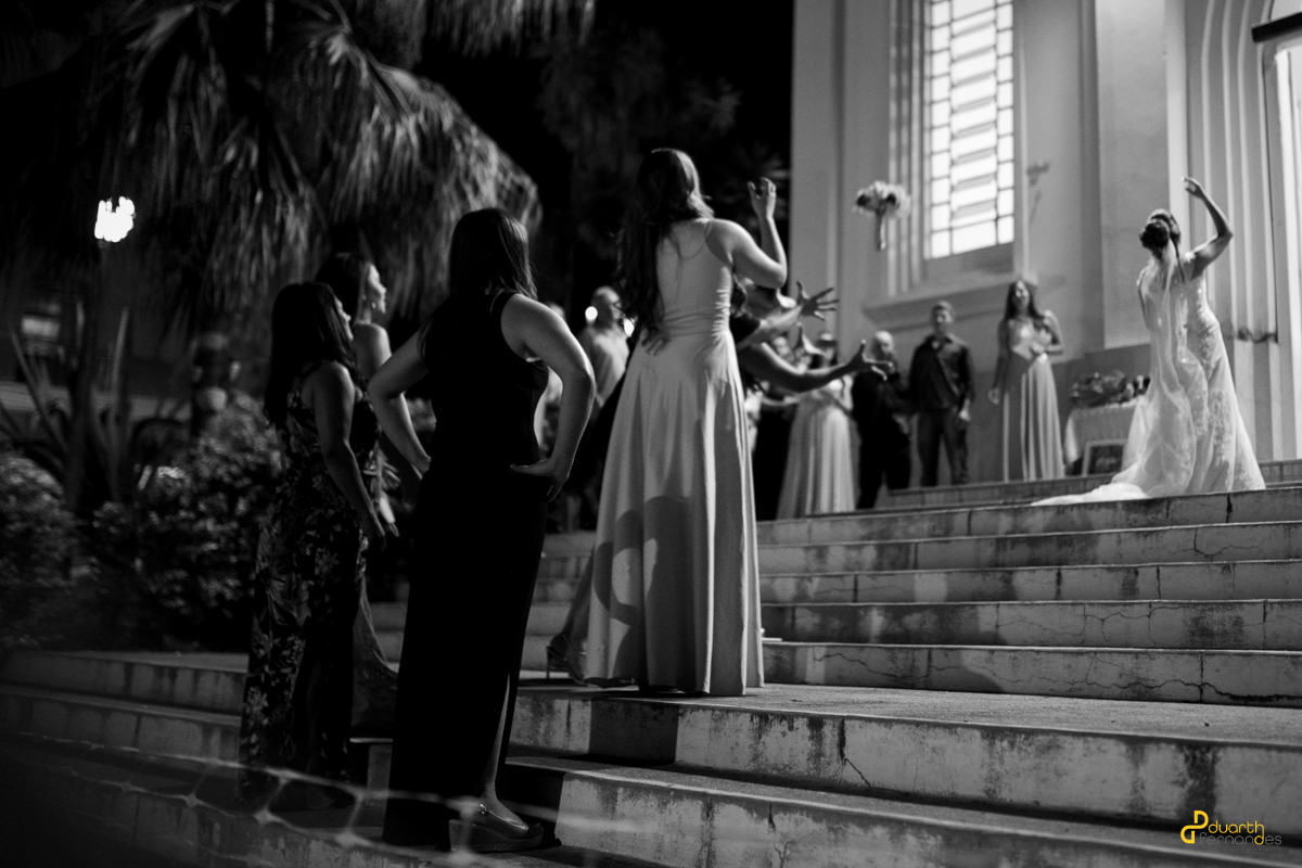 Noiva jogando o buquê após casamento em Turmalina MG