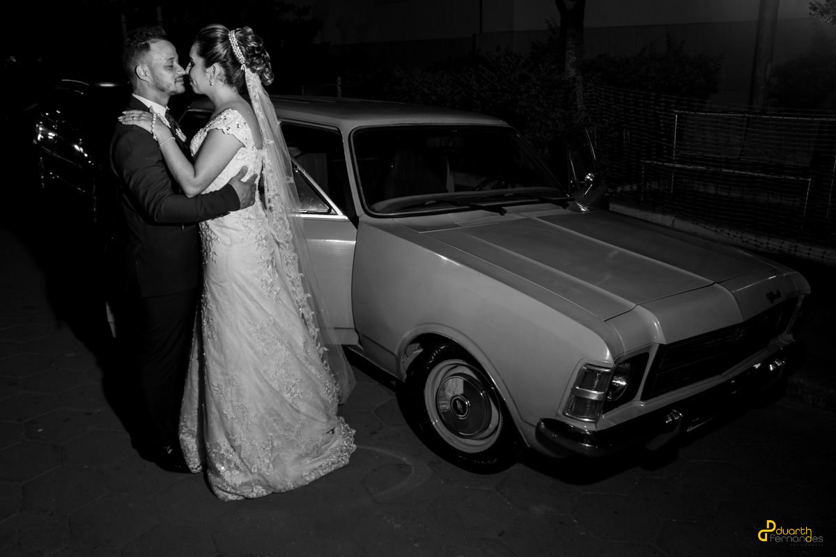 Foto criativa de noivos após casamento em Turmalina MG