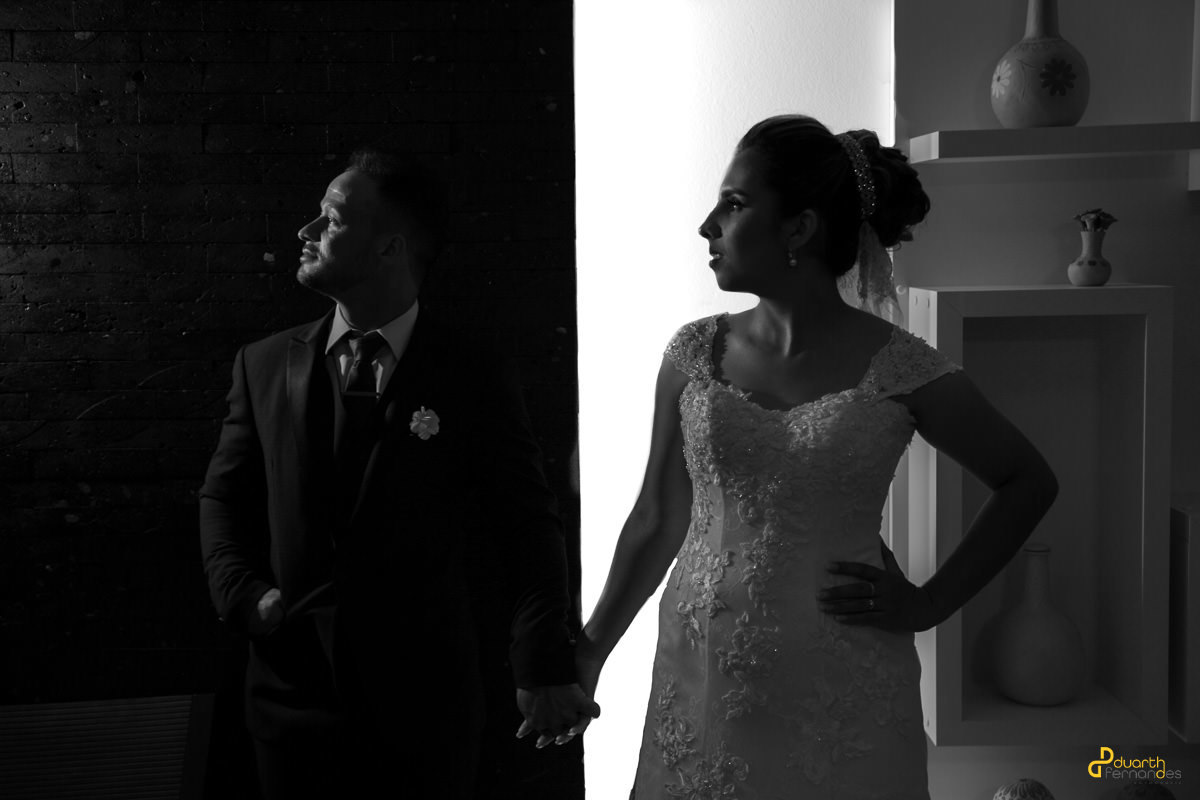 Foto criativa de noivos após casamento em Turmalina MG