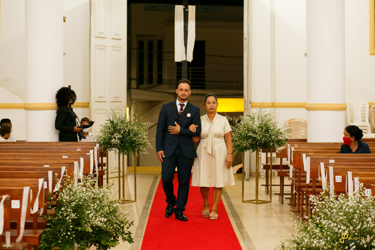 Noivo entrando com a mãe em casamento em Turmalina MG