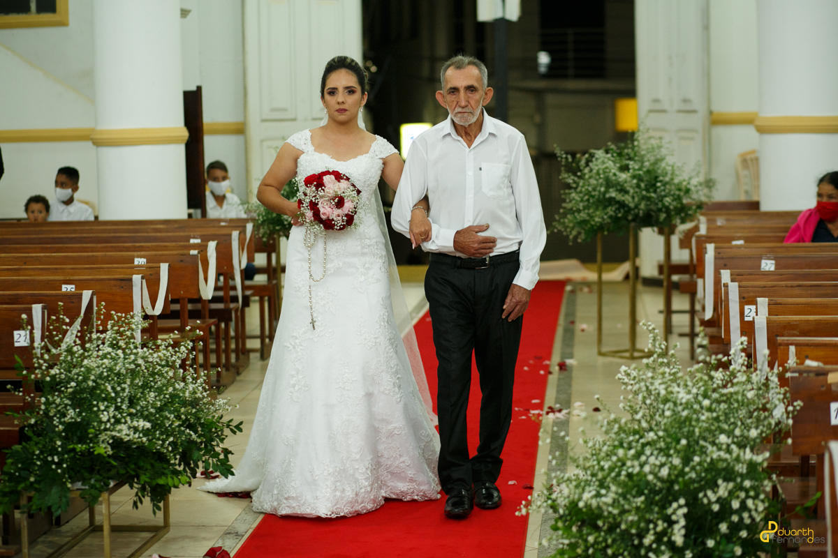 Pai conduzindo a filha para o altar em decoração de casamento em Turmalina MG