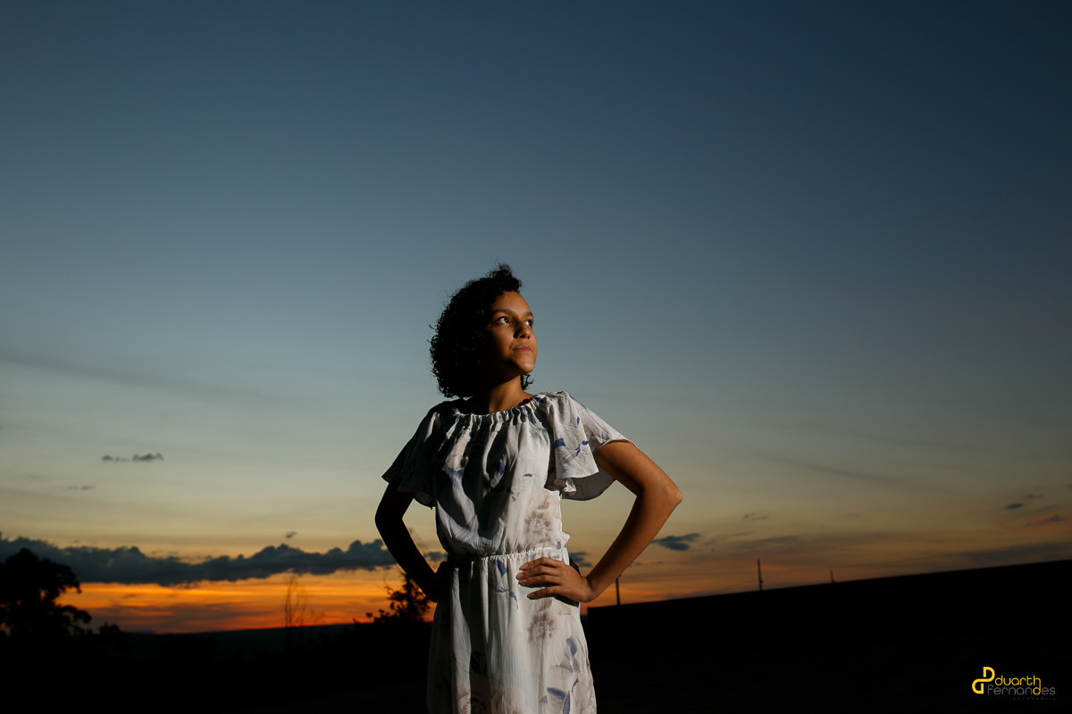 Foto de Debutante em pôr do sol na cidade de Turmalina MG para o fotografo Duarth Fernandes