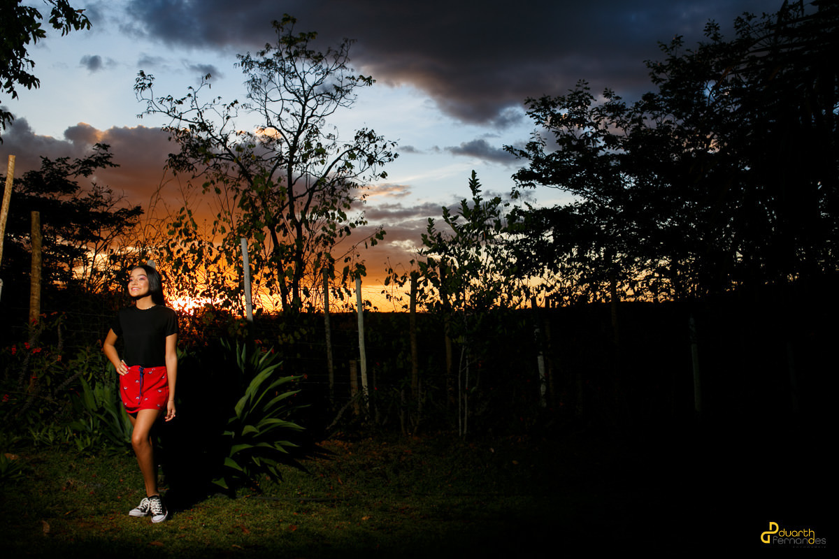 Foto de debutante em pôr do sol na cidade de Minas Novas MG