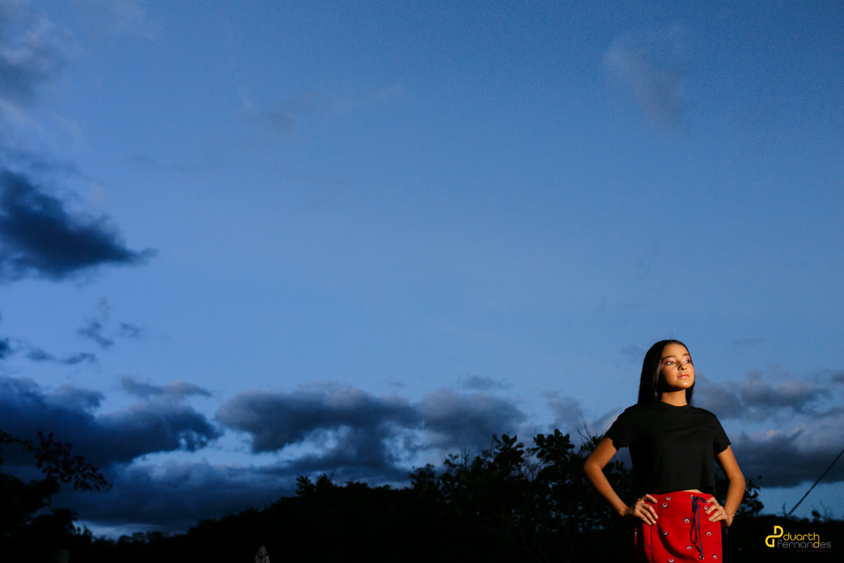 Foto de debutante em céu azul em Minas Novas MG
