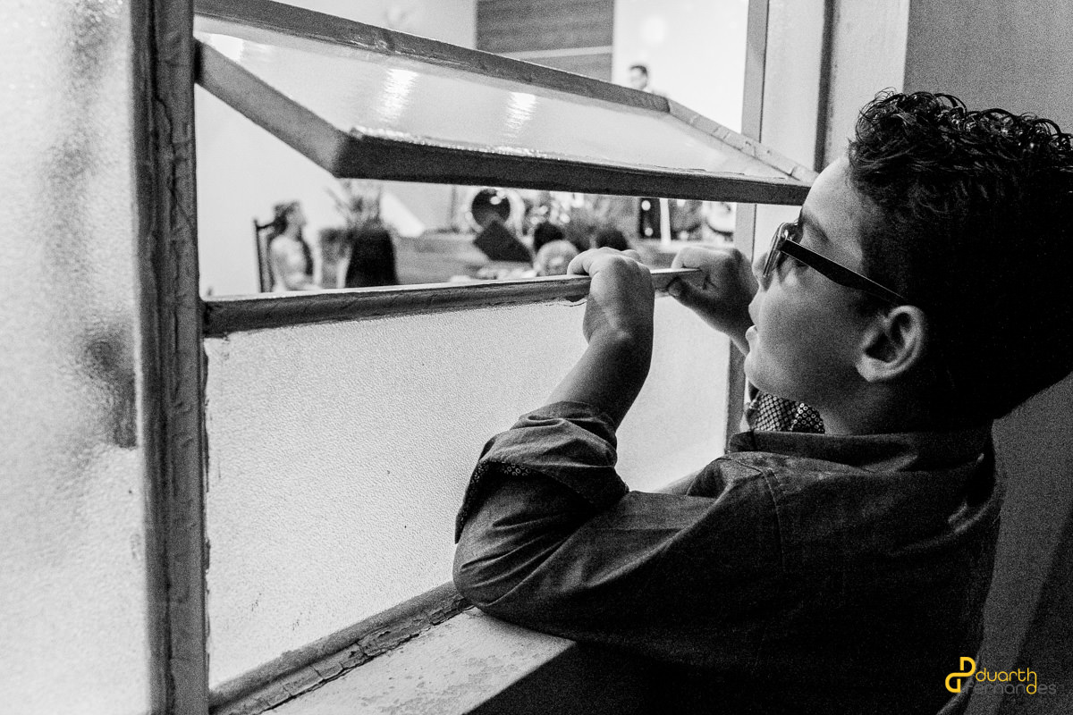 Irmao da Elizama olhando pela janela