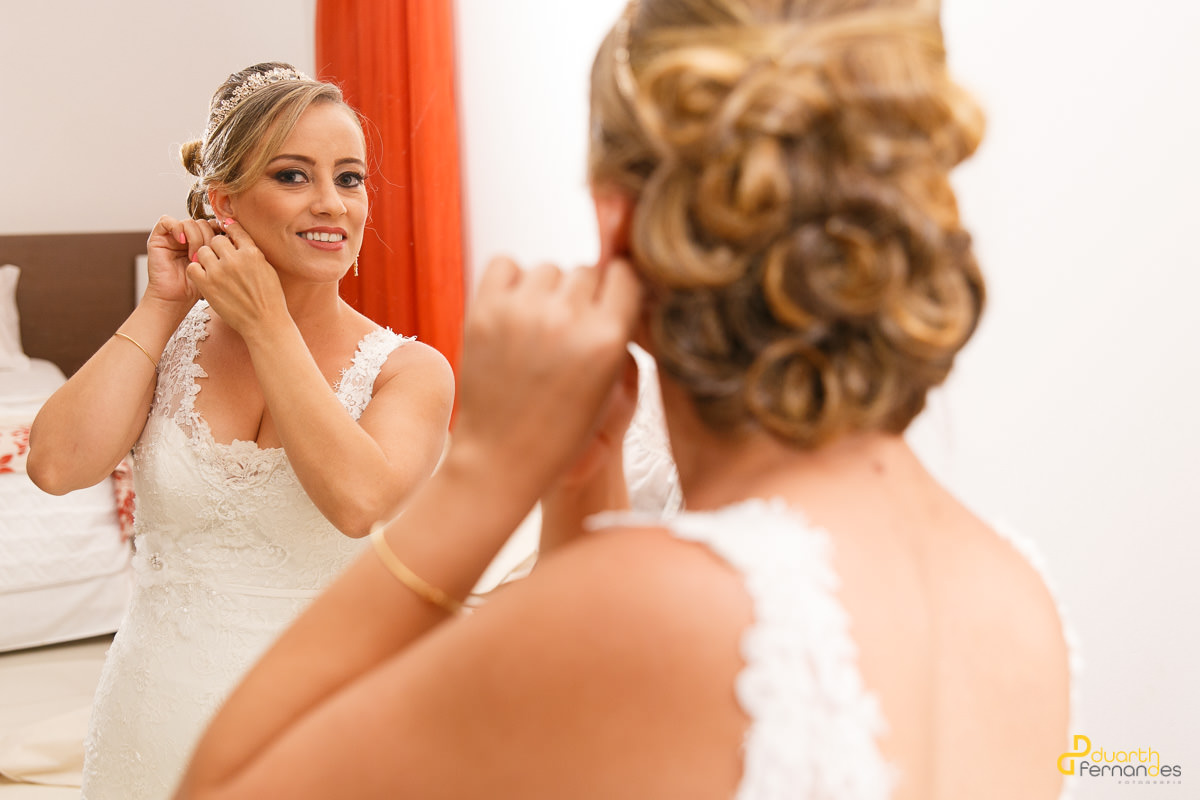 noiva colocando brinco