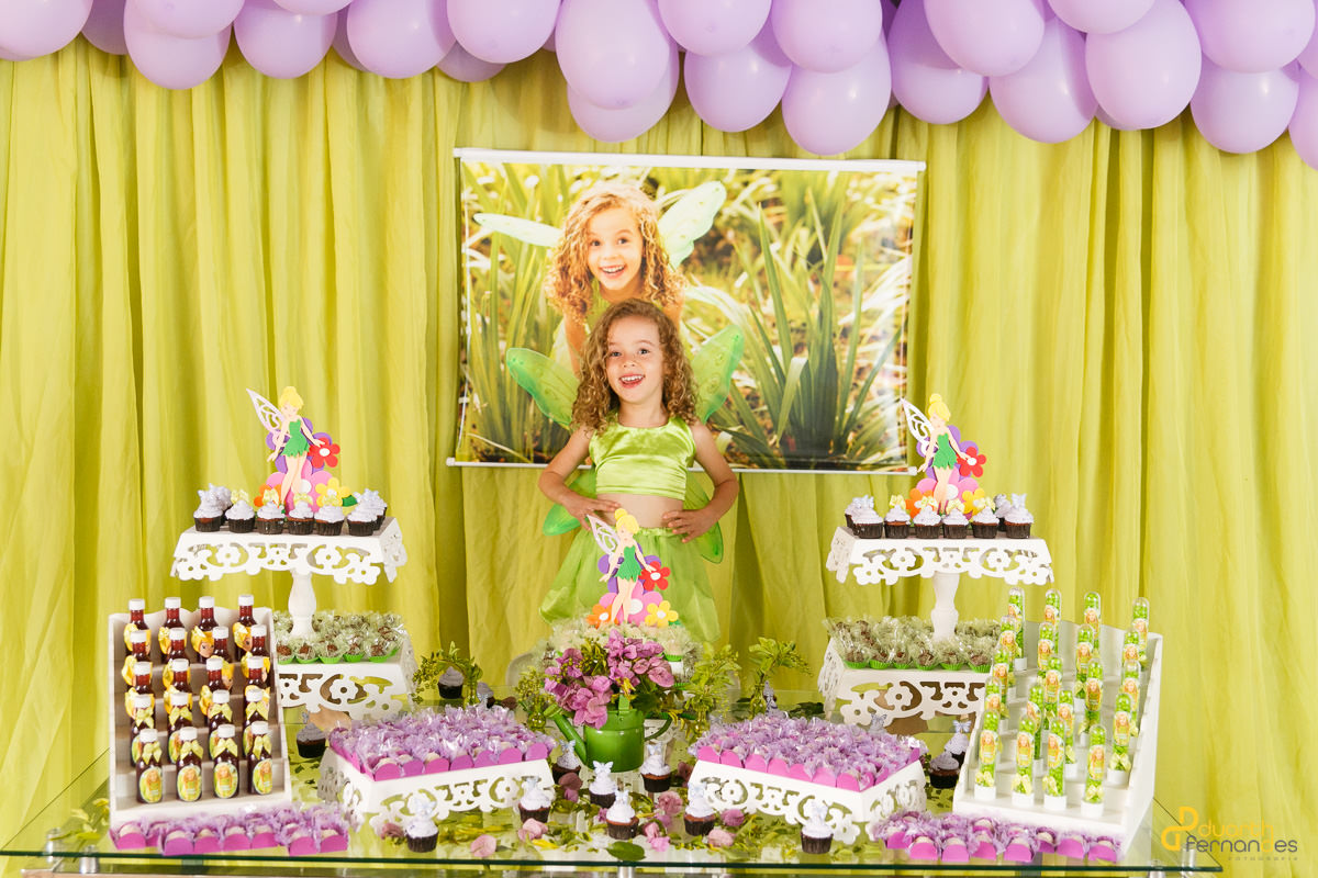 sarah na mesa de bolo