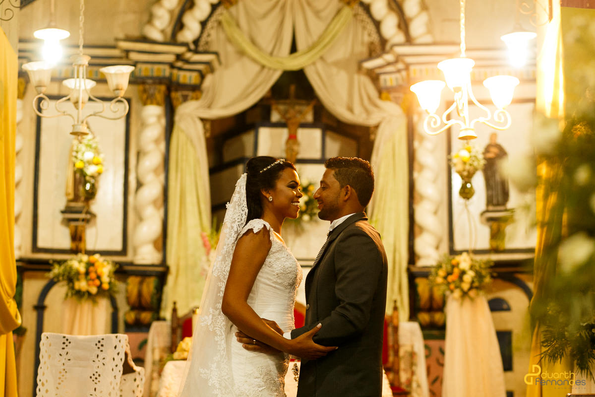 Casal em ensaio na igreja