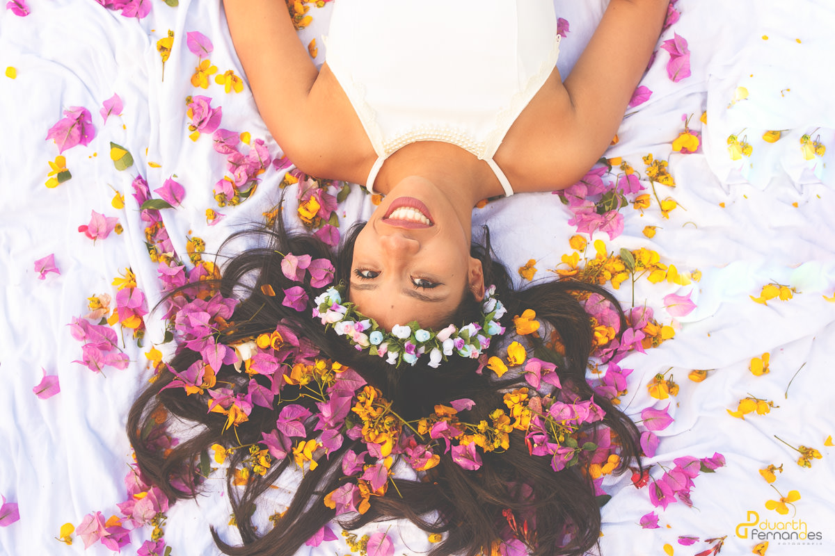 Eliza deitada com flores