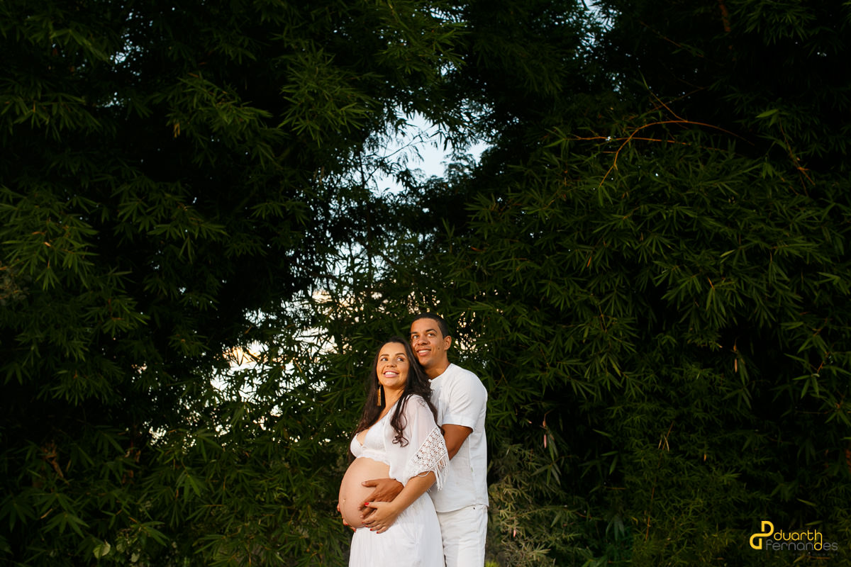 Casal olhando para o horizonte