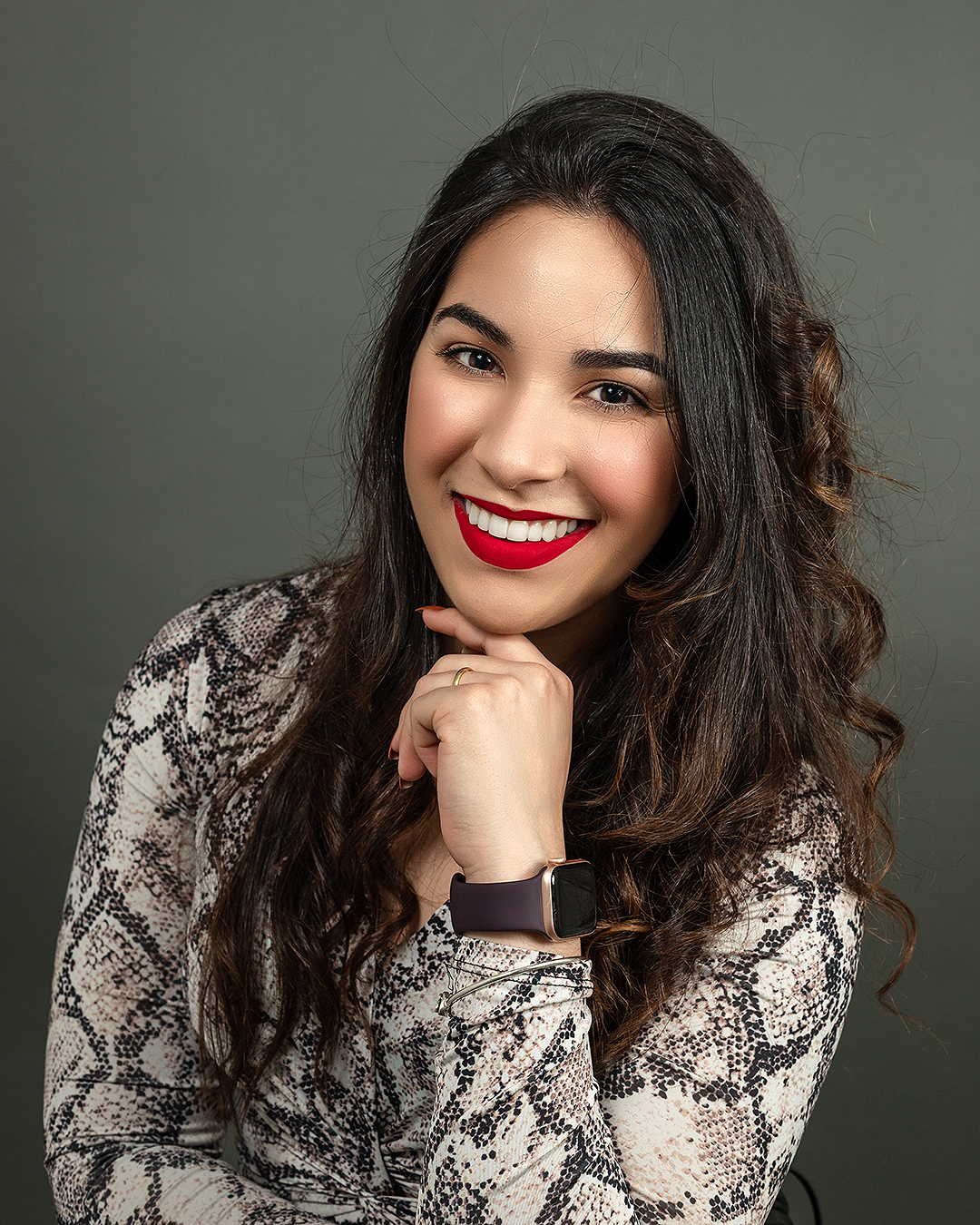 Retrato profissional de modelo feminina sentada sorrindo.