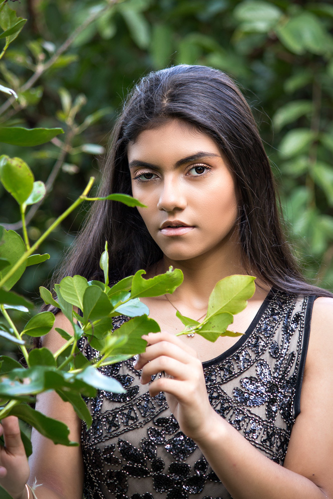 Adolescente com olhar sério