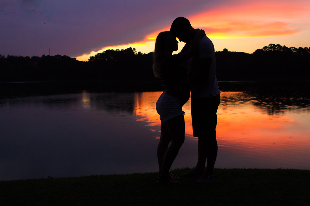Casal ao pôr do sol
