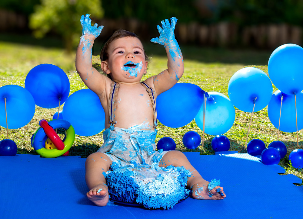 Bebê se divertindo com bolo