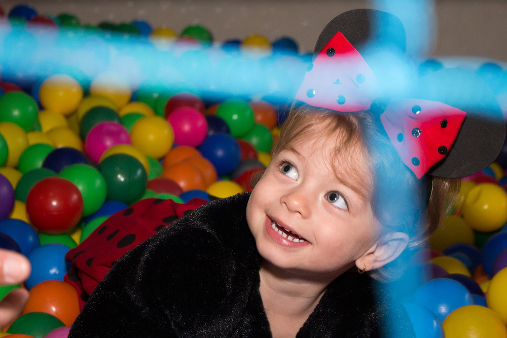 Menina olhando os pais