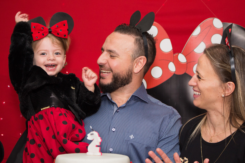 Alegria da aniversariante com os pais