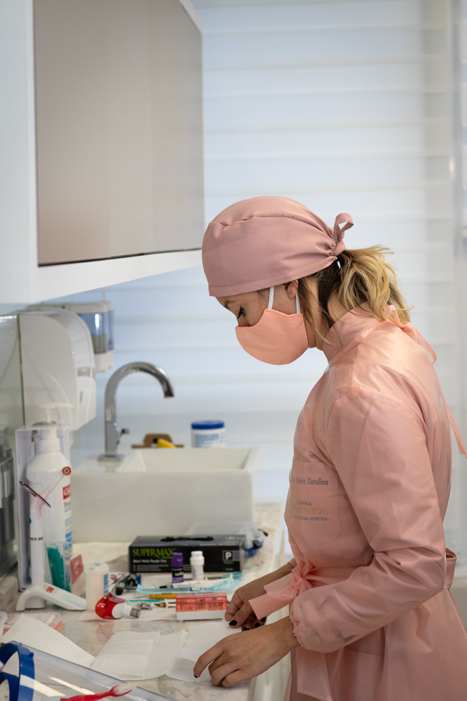 Dentista higienizando as mãos
