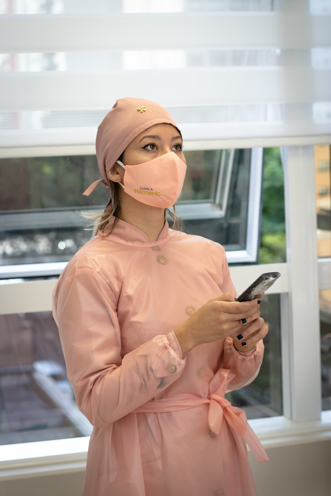 Dentista ligando aparelhos