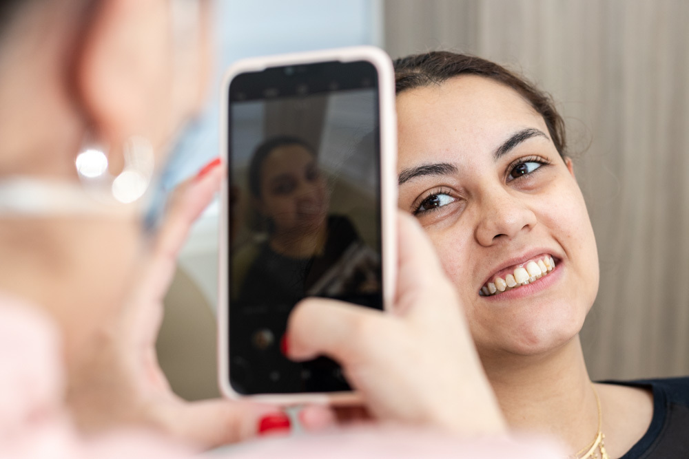 Dentista mostrando à paciente resultado