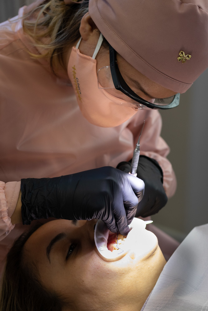 Dentista ajustando aparelho