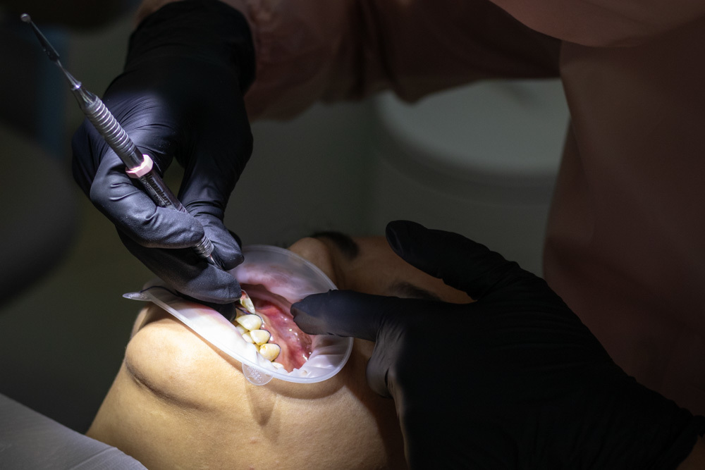 Dentista finalizando preparação do paciente