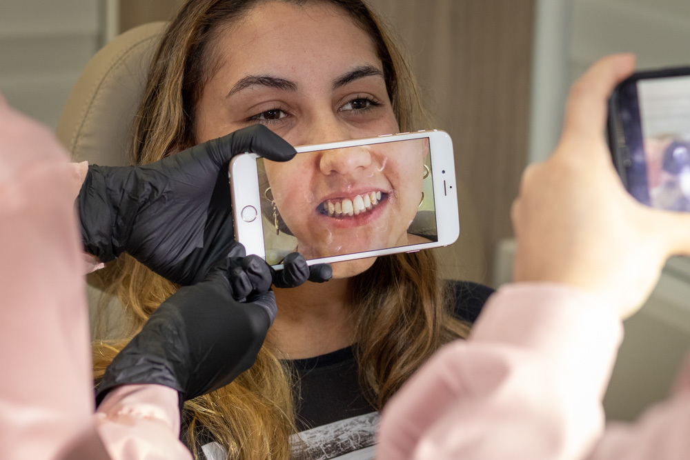 Paciente fotografa seu resultado 