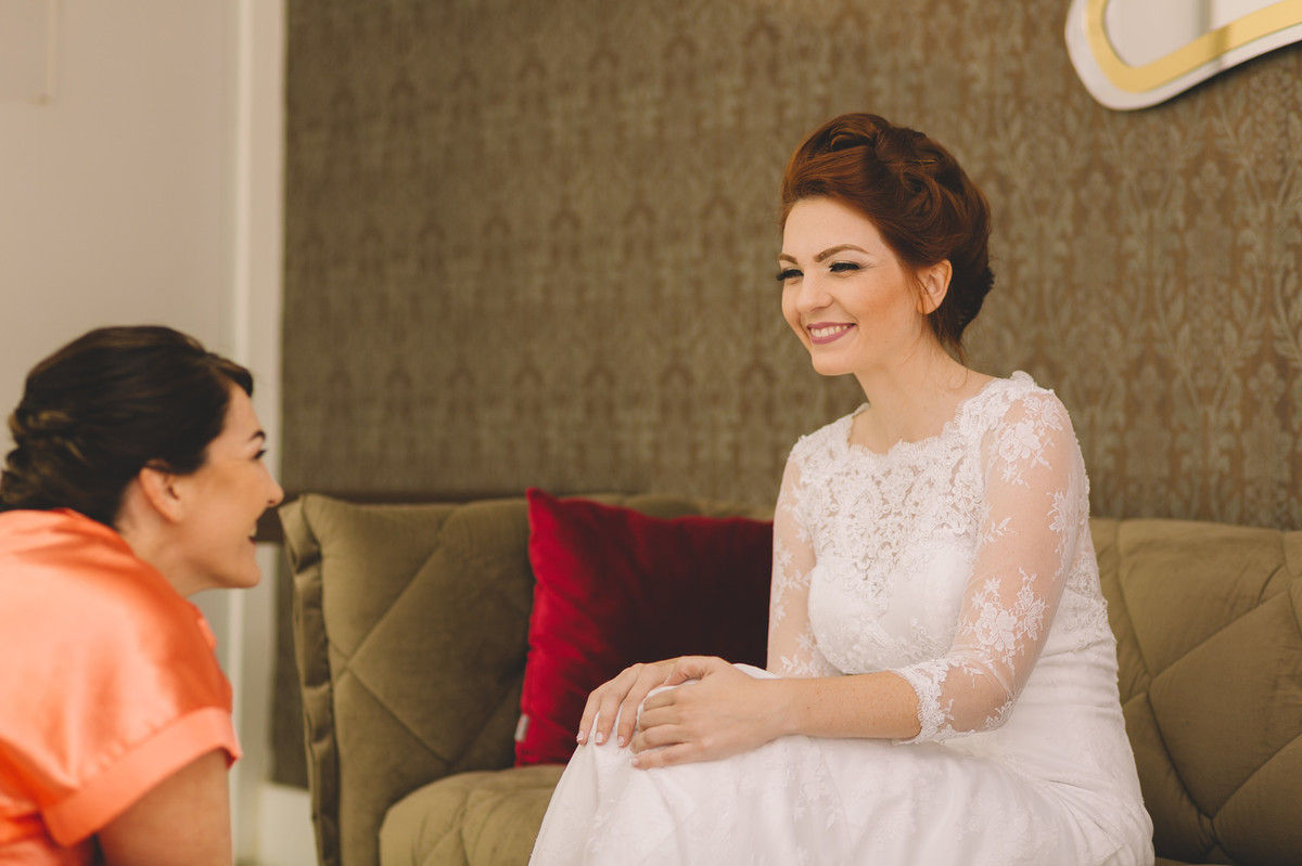 Mãe e filha noiva sorrindo