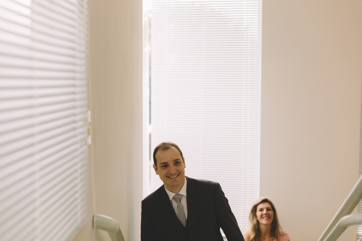 Noivo subindo as escadas feliz