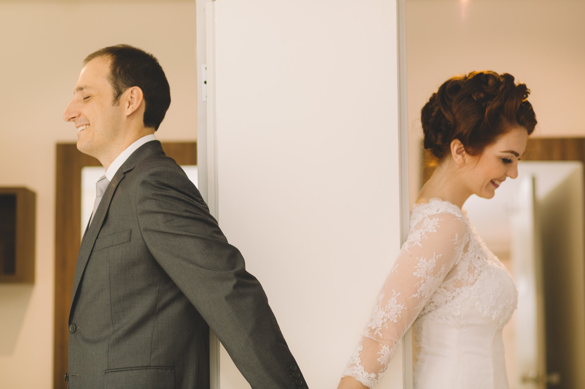 Noivos se dando as mãos