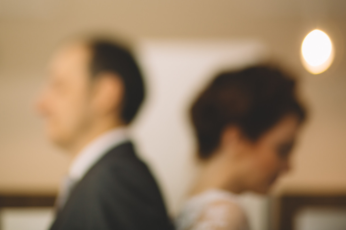 Noivos de costas desfocado