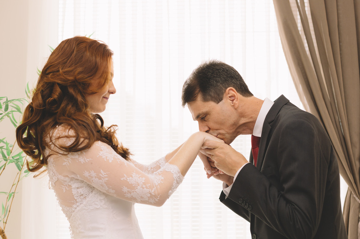 Pai beijando a mão da noiva