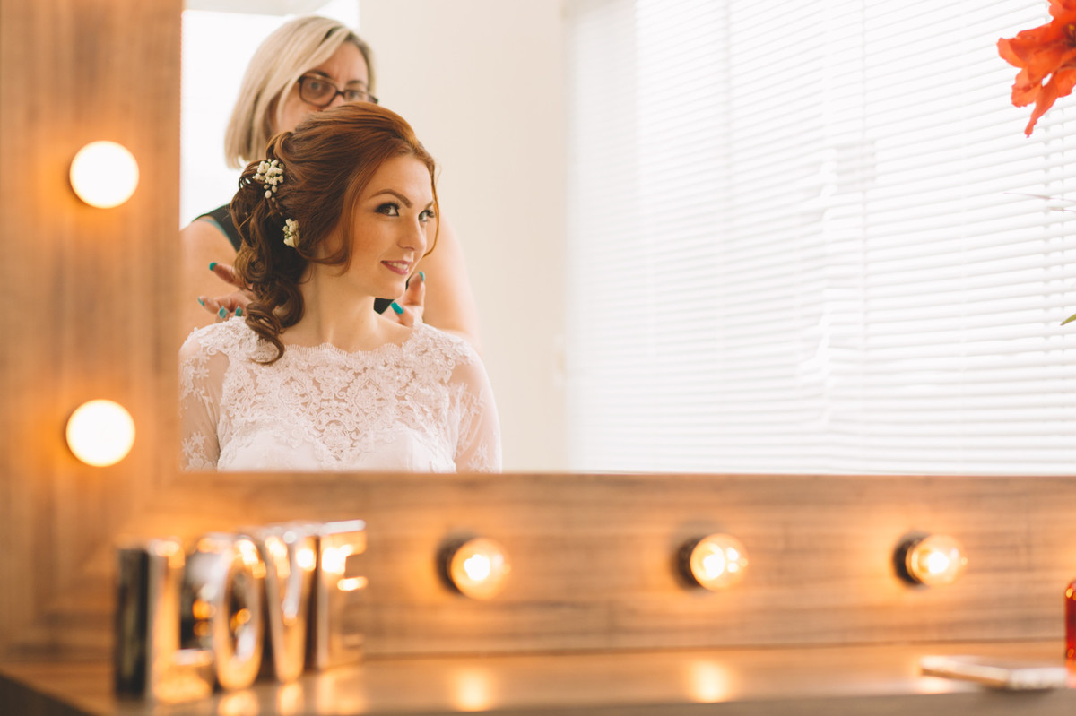 Noiva conferindo o penteado