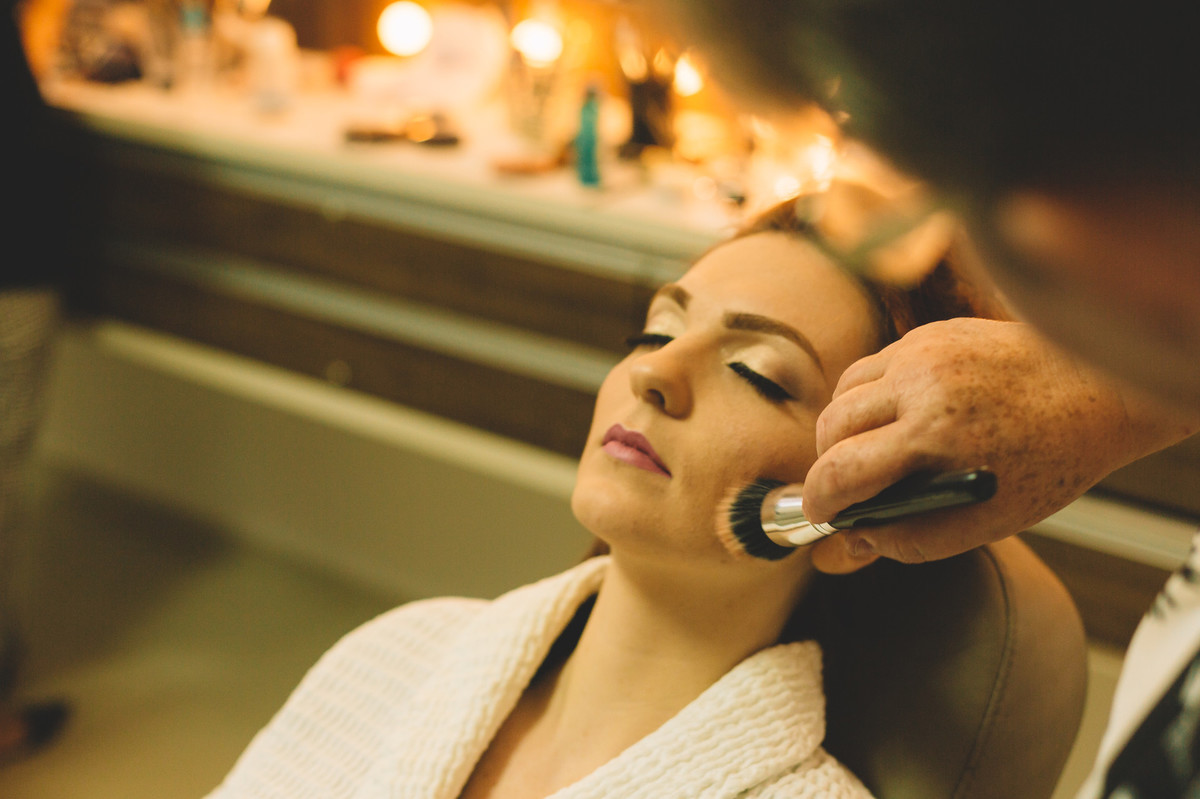 Noiva sendo maquiada