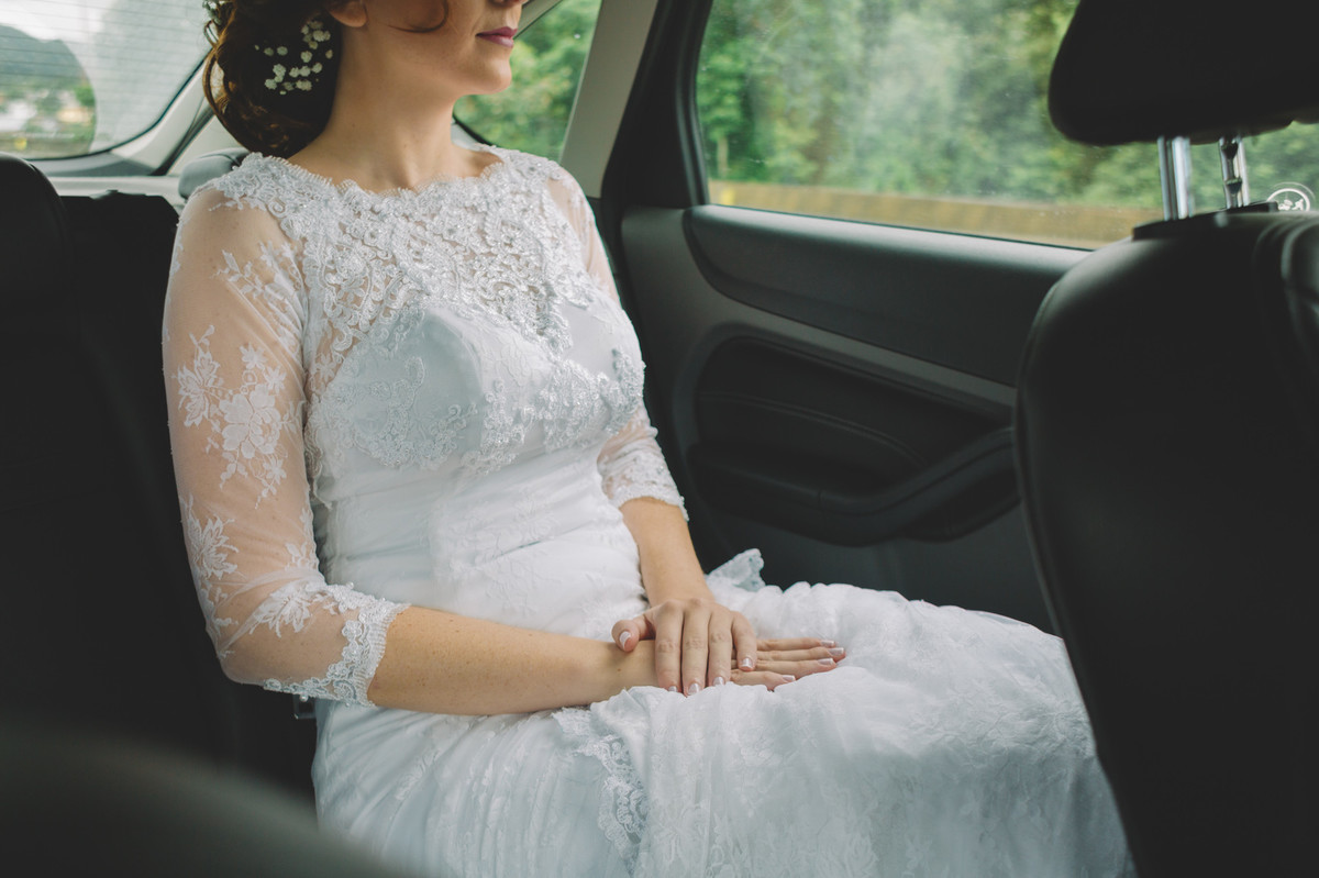 Mãos nervosa esperando o casamento começar