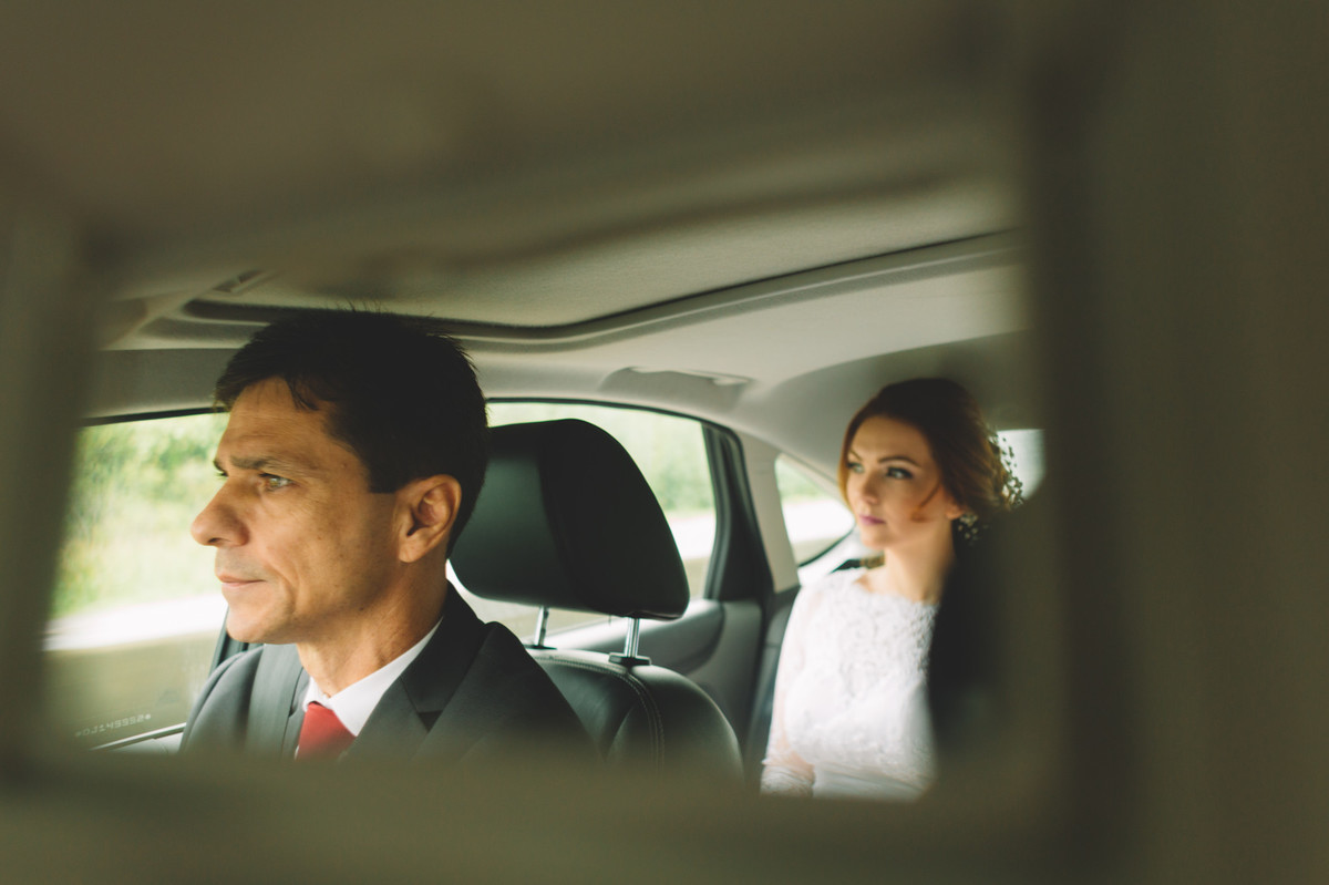 Pai levando a filha noiva para o casamento