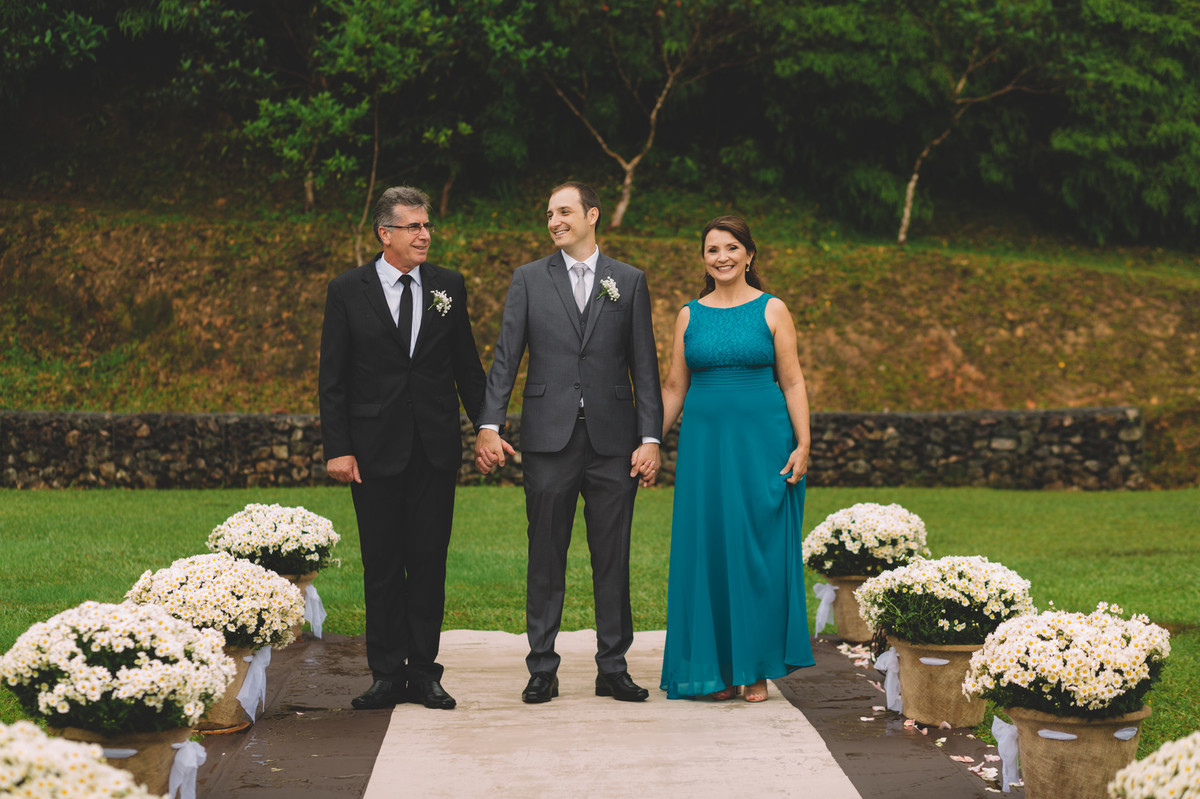 Noivo feliz com os pais