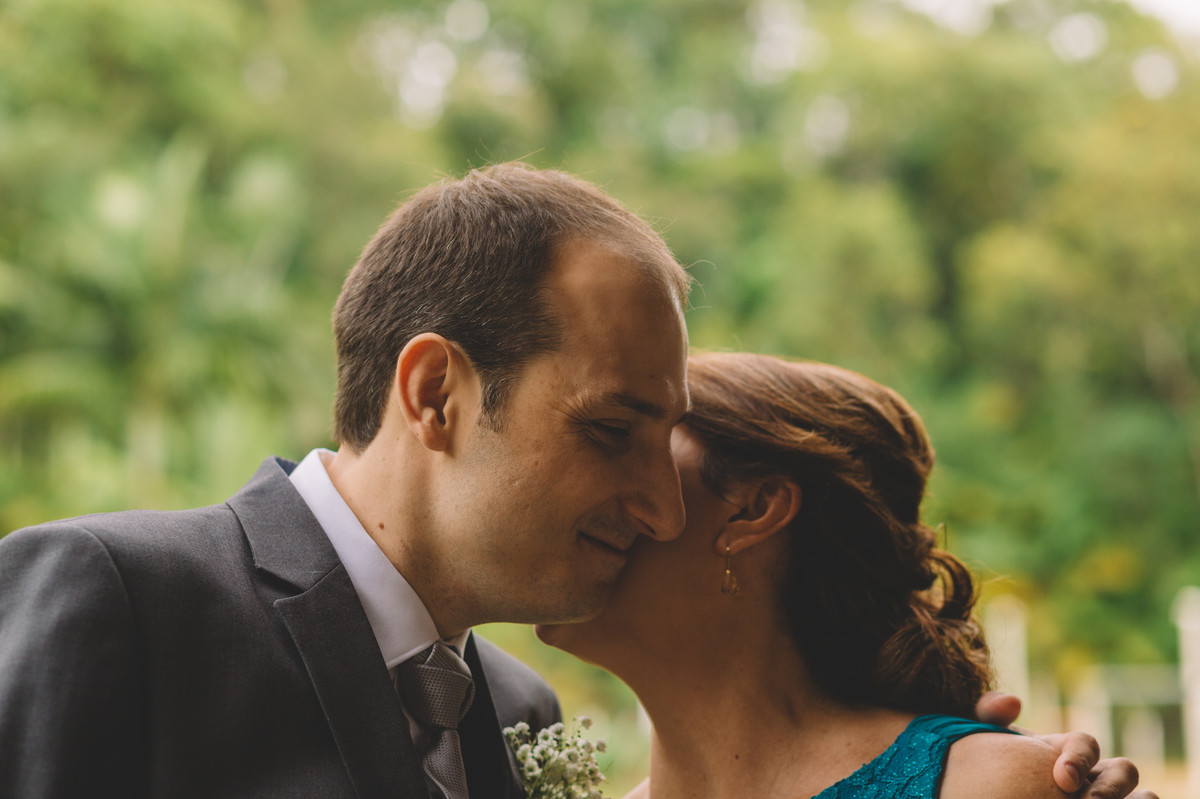 Mãe beijando o noivo