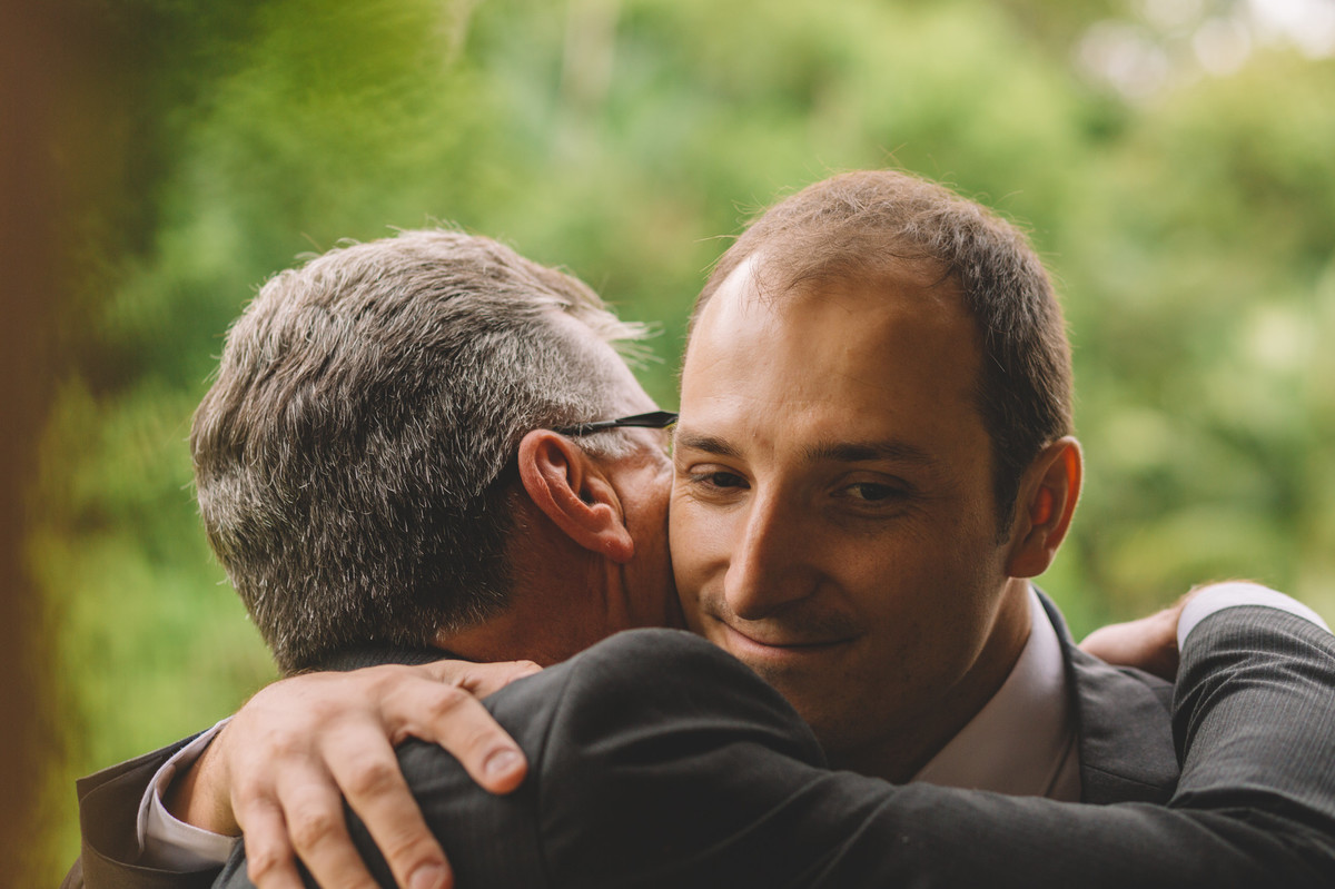 Pai beijando o noivo