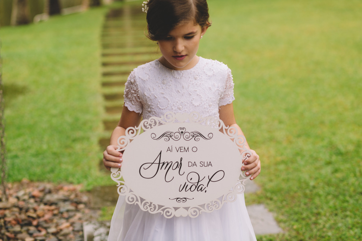 Daminha entrando com placa